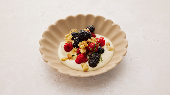 Salsa alla vaniglia con frutti di bosco e crumble d'avena