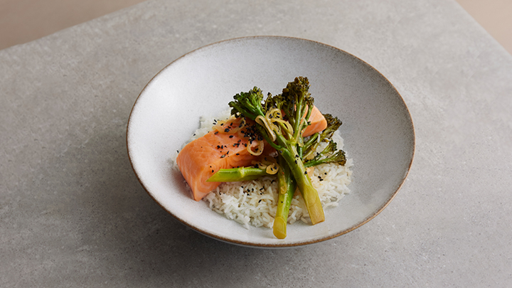 Salmone al vapore con riso e broccoletti
