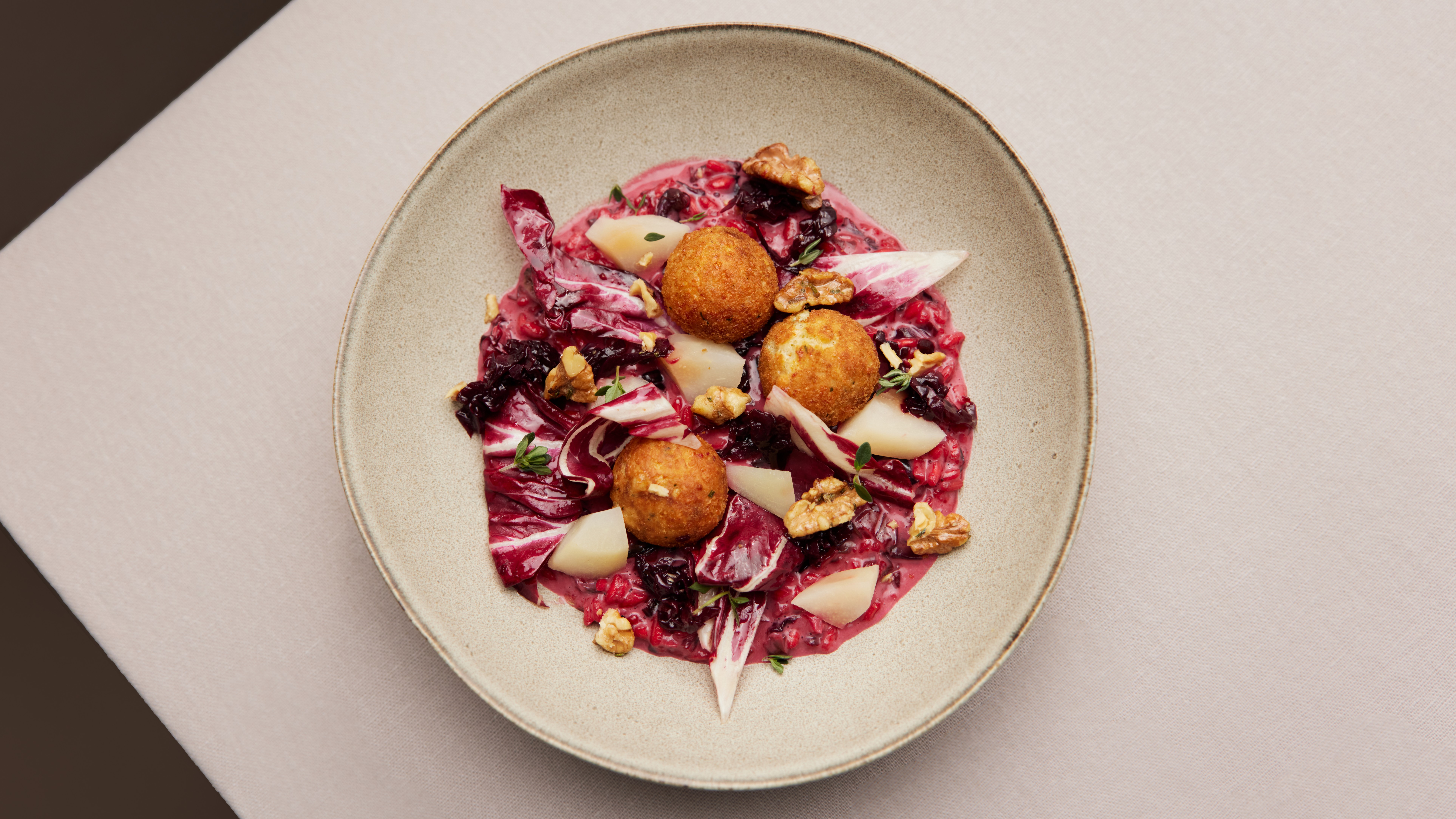 Risotto al radicchio con praline di formaggio ed espuma