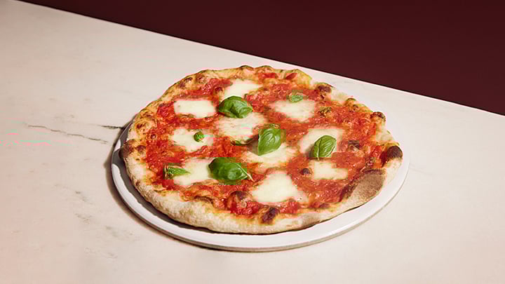 Pizza margherita romana (Roman-style margherita pizza)