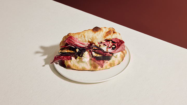Pizza-sandwich à l'aubergine et au radicchio