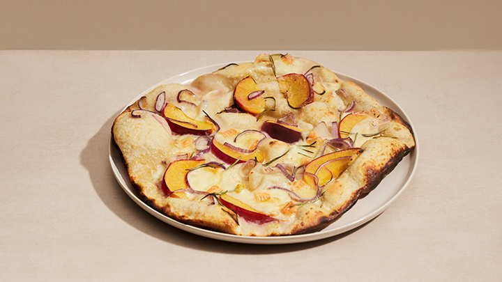 Tarte flambée con pesche e formaggio morbido