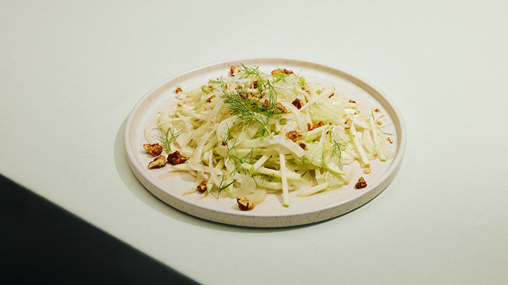 Venkelsalade met appel en gekarameliseerde walnoten